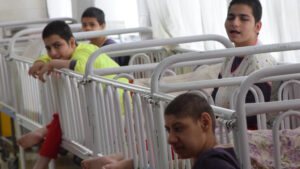 کمک به آسایشگاه معلولین امام رضا (ع) توسط گروه مالی شهر